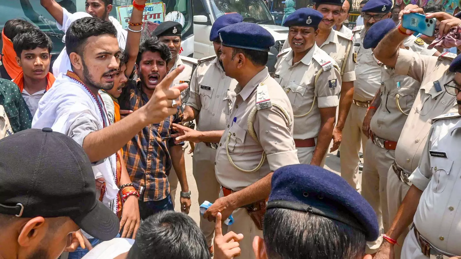 Harsh Raj Murder Case का मुख्य आरोपी चंदन यादव अरेस्ट : गुस्साए छात्रों ने पटना में किया भारी बवाल : पुलिस ने किया लाठीचार्ज