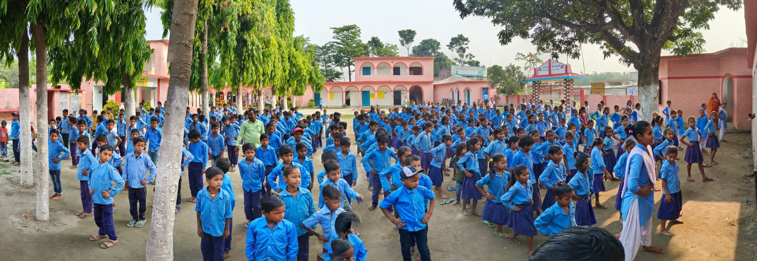 गर्मी छुट्टी के बाद विद्यालय पहुंचे छात्र -छात्राएं।