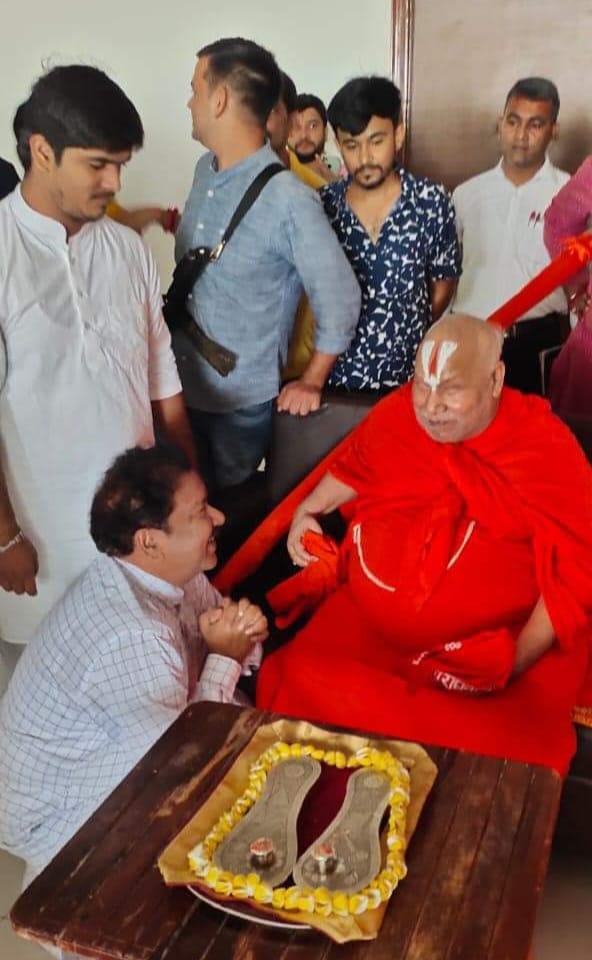 सीतामढ़ी में प्रचार प्रसार के दौरान मंत्री डा. दिलीप जायसवाल ने स्वामी श्री रामभद्राचार्य जी महाराज का लिया आशीर्वाद baba