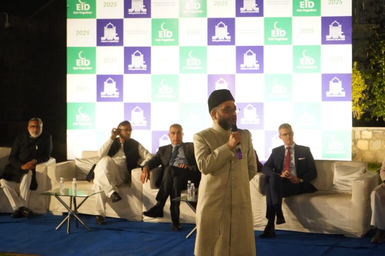 ईद मिलन पर जमाअत के अध्यक्ष ने दूतावासों के प्रतिनिधियों के साथ देश के प्रतिष्ठित जनों को सम्बोधित किया