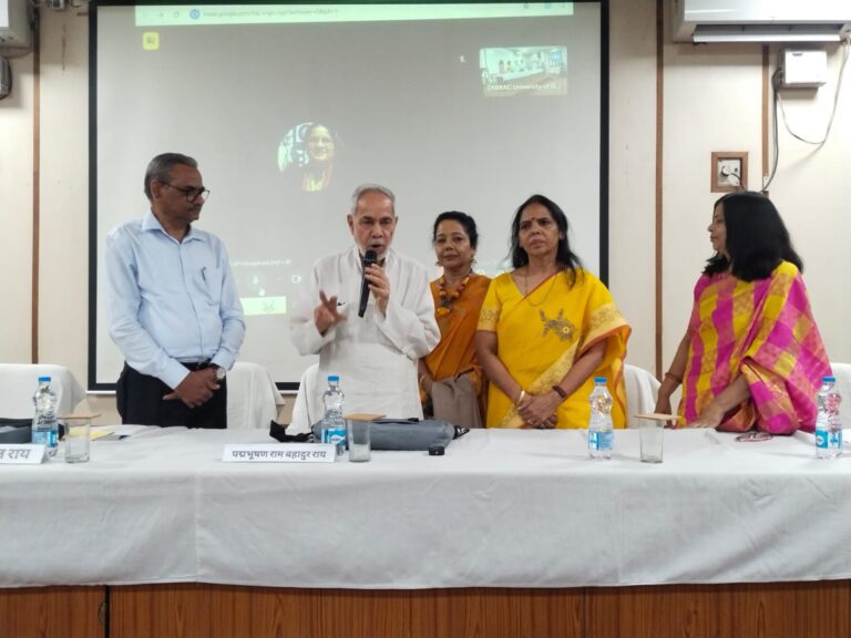 भाषा पानी की तरह बहती है और बढ़ती है:- प्रो. अनिल राय