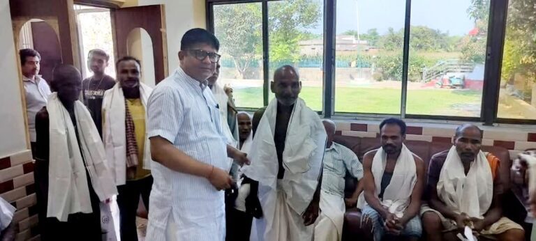 “आप हैं तो हम हैं…” — अंतरराष्ट्रीय मजदूर दिवस पर ई. मनोज झा ने मजदूर साथियों को किया सम्मानित