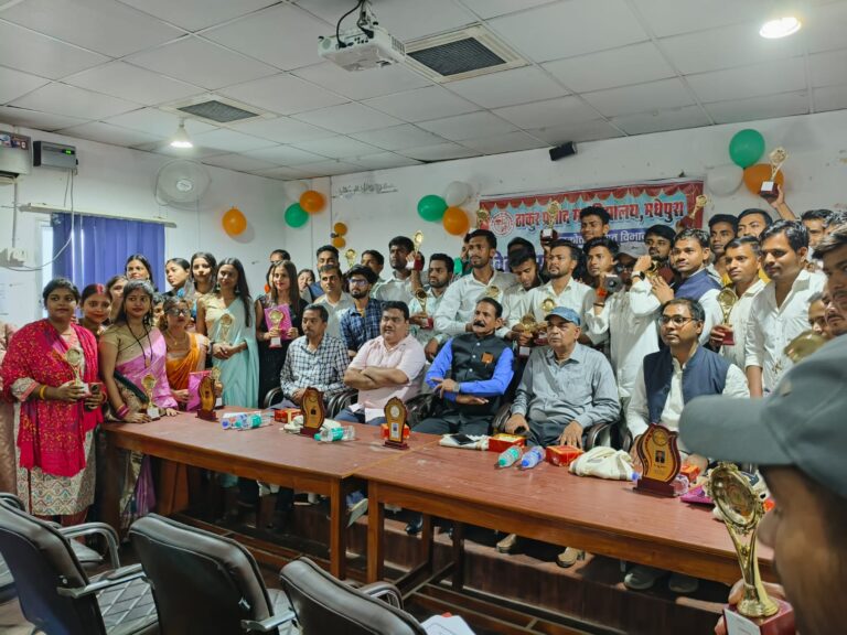 विदाई सह सम्मान समारोह में दिखा गौरव और गर्व का संगम, छात्रों को दिया गया स्मृति चिह्न