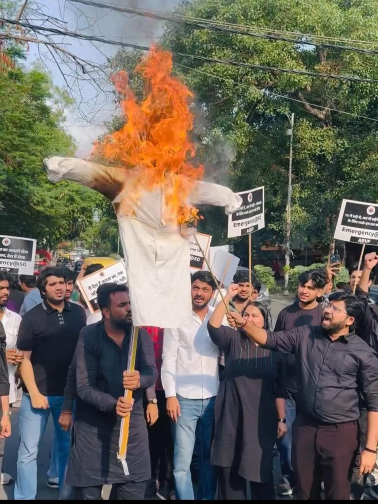 आपातकाल के 50 वर्ष पूर्ण होने पर अभाविप का दिल्ली विश्वविद्यालय में विशाल प्रदर्शन