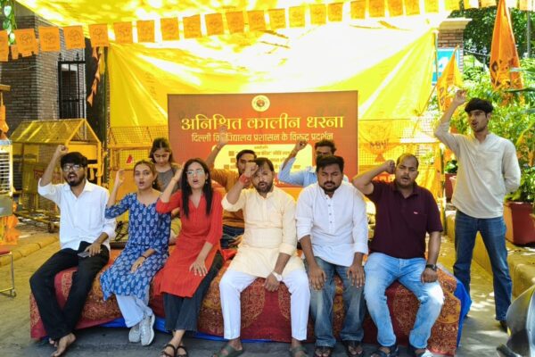 दिल्ली विश्वविद्यालय में छठे दिन भी जारी रहा अभाविप का अनिश्चितकालीन धरना, प्रशासन की चुप्पी पर उठे सवाल
