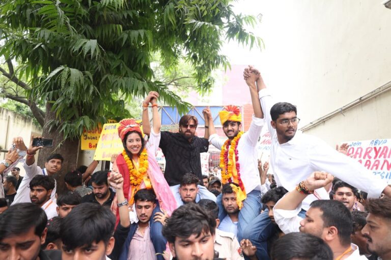 डूसू चुनाव : छात्रों ने किया एबीवीपी प्रत्याशियों का पुरजोर समर्थन