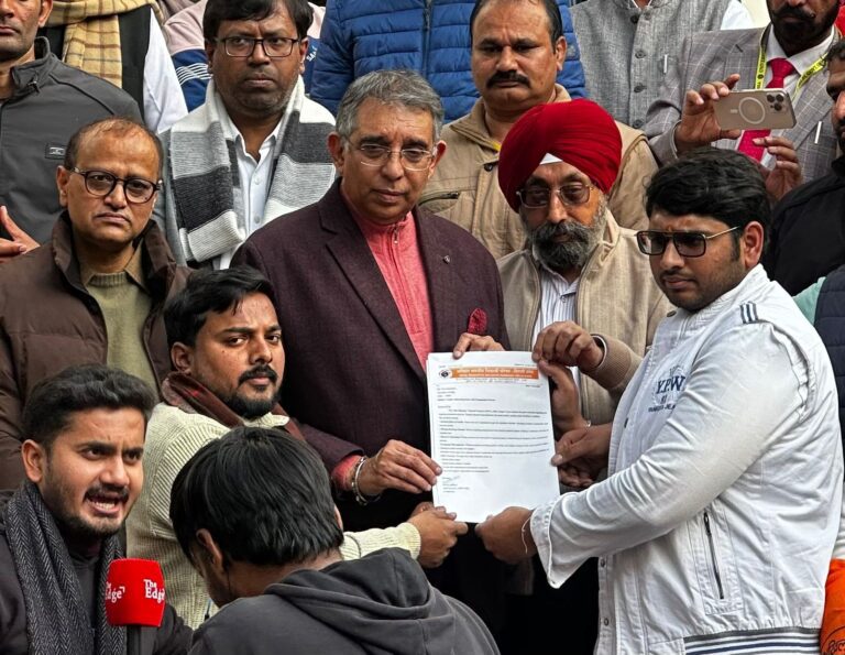 दिल्ली विश्वविद्यालय में परीक्षाओं के दौरान हुई अनियमितताओं के विरोध में अभाविप का विशाल प्रदर्शन